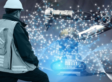 Bildmontage: Arbeiter mit Helm und ein Roboterarm