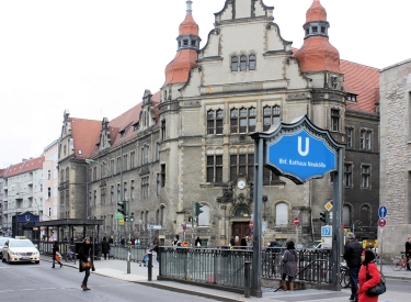 Amstgericht Neukölln und U-Bahneingang Rathaus Neukölln