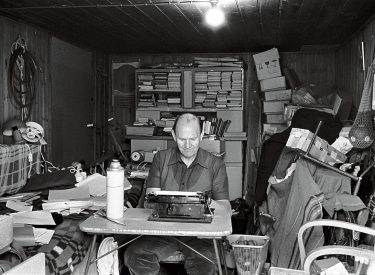 Franz Fühmann an seinem Arbeitsplatz