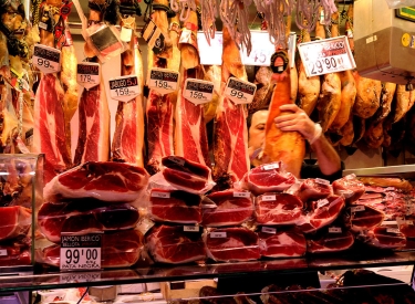 Angebot an spanischem Schinken verschiedener Arten und Sorten in den La Boqueria-Markthallen in Barcelona in Spanien.
