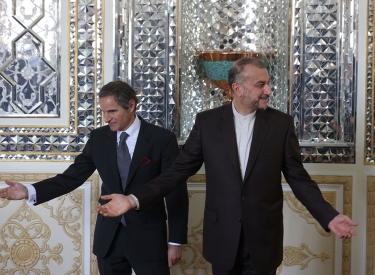 Ein Vertreter der Internationalen Atomenergieorganisation (IAEA) mit dem iranischen Außenminister in Teheran, 5. März