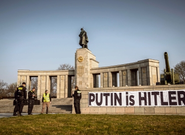 "Putin is Hitler" steht auf einem Transparent am Sowjetische Ehrenmal in Berlin-Tiergarten