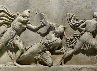 In Marmor gehauene Darstellung kämpfender Amazonen aus dem 4. Jahrhundert v. Chr.