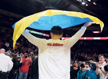 Pavlo Dziuba nach dem Spiel gegen Ohio State mit ukrainischer Flagge