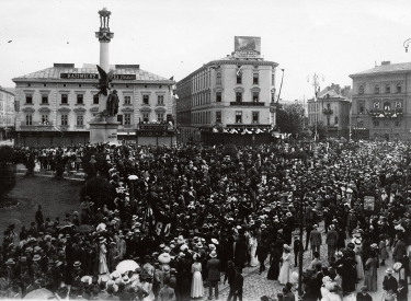 Historische Aufnahme einer sozialistischen Kundgebung zum 1. Mai