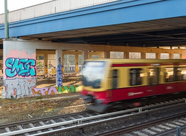 S-Bahn unterhalb der Kolonnenbrücke in Berlin