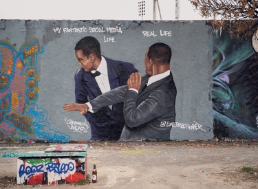 Graffito im Berliner Mauerpark, das die Ohrfeige für Chris Rock zeigt