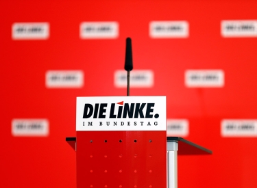 Redner:innenpult mit Aufschrift: Die Linke im Bundestag