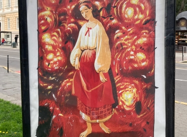 Plakat in Lwiw zeigt die Ukraine als Frau in Tracht