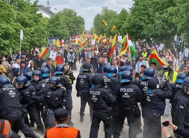 Polizeibeamte dringen in Berlin in eine kurdische Demonstration ein