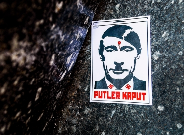 "Putler kaput" Plakat das Putin mit Hitler gleichsetzt