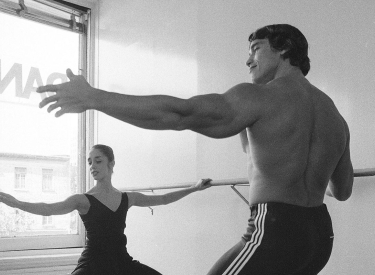 Arnold Schwarze­negger nimmt eine Ballettstunde