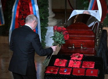 Wladimir Putin bei der Abschiedszeremonie für Schirinowskij in Moskau