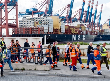 Hafenarbeiter auf dem Weg zu einer Streikveranstaltung am 9. Juni in Hamburg