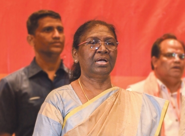 Draupadi Murmu singt Indiens Nationalhymne bei einem Treffen der BJP in Kolkata