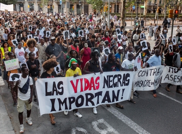 »Black Lives Matter« und »Gegen das Massaker in Melilla« Fronttransparente