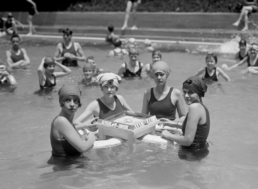 Frauen spielen Majong im Schwimmbad
