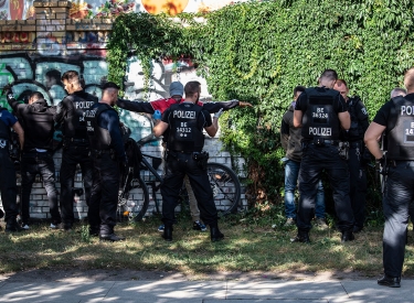 Polizisten kontrollieren mutmaßliche Drogendealer in Berlin-Kreuzberg
