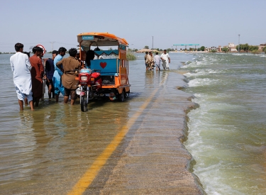 Überflutete Schnellstraße in der pakistanischen Stadt Sehwan