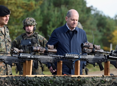 Olaf Scholz besucht eine Basis der Bundeswehr in Bergen
