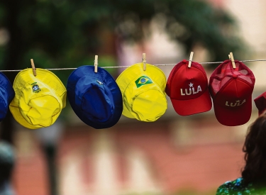 Hüte mit den Logos der Präsidentschaftskandidaten