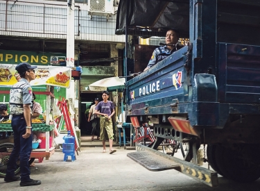 Polizeipatrouille in Yangon