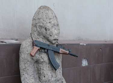 Nachbildung einer russischen Maschinenpistole an einem Ausstellungsstück im zerstörten Heimatmuseum von Mariupol