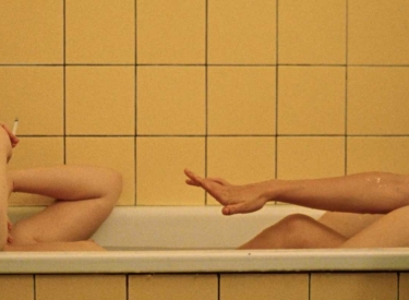 Zwei Personen in einer Badewanne