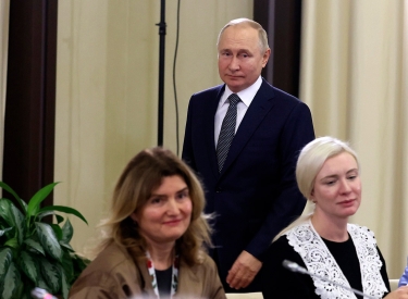 Putin und Soldatenmütter