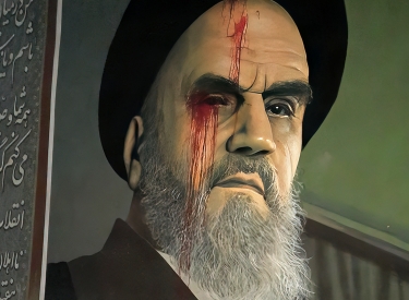Ein Proträt von Khamenei, das mit roter Farbe beworfen wurde