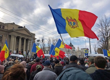 Protestierende mit moldawischen Fahnen