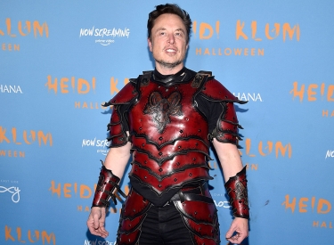 Elon Musk im Superheldenkostüm