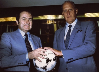 Sepp Blatter und Jean-Marie Havelange posieren mit einem Fußball