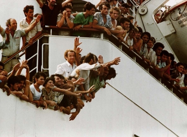 Menschen winken von einem Schiff aus