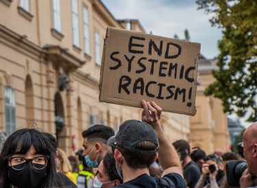 Demoschild "End Systemic Racism"
