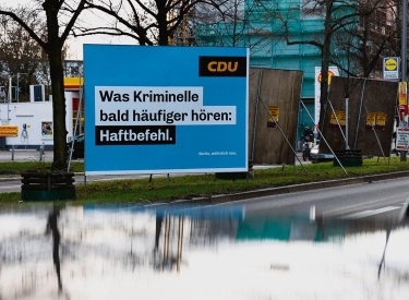 Ein Wahlplakat der CDU mit der Aufschrift "Was Kriminelle bald häufiger hören: Haftbefehl"