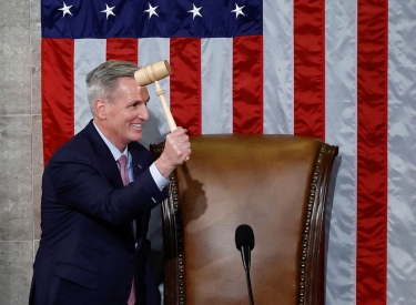 Kevin McCarthy vor US-Flagge mit Holzhammer