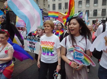 Nicola Sturgeon auf einer Demo mit Regenbogenfahnen