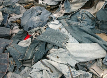 Ein Wühltisch mit Jeansbekleidung
