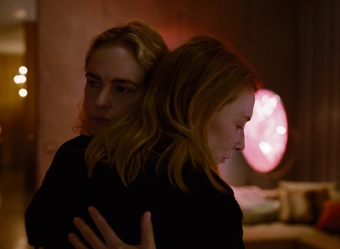 Zwei Frauen umarmen sich