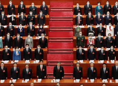 Xi Jinping singt mit Abgeordneten die chinesische Nationalhymne