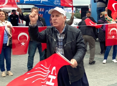 Ein Anhänger schwenkt eine Fahne der CHP am Fährkai