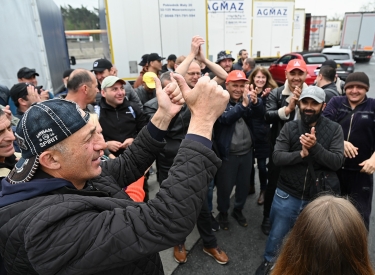 LKW-Fahrer versammeln sich zum Abschied am vergangenen Freitag in Gräfenhausen