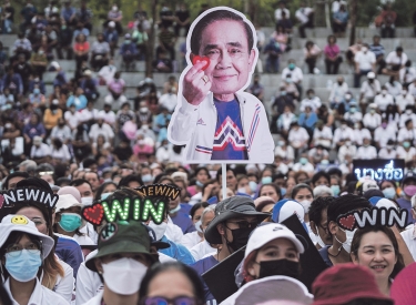 Unterstützer halten in Bangkok ein Bild von General Prayut Chan-o-cha hoch