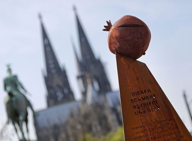 Denkmal für den Völkermord an den Armeniern auf der Hohenzollernbrücke in Köln