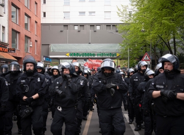 Polizisten bei der diesjährigen »Revolutionären 1.- Mai-Demonstration« in Kreuzberg