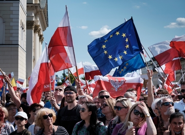 Protestierende schwenken in Warschau die Flaggen Polens und der EU, 4. Juni