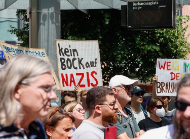 Demostrierende in Würzburg mit Schild "Kein Bock auf Nazis"