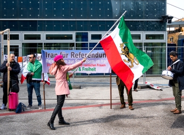Gegner des Islamischen Zentrums Hamburg bei einer Kundgebung vor dem Hamburger Verwaltungsgericht am 28. April