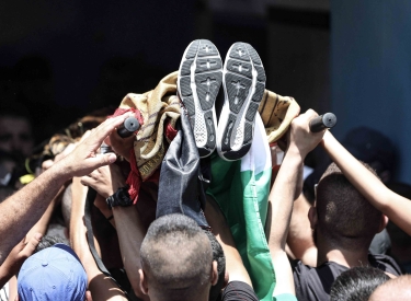 Teilnehmer einer Beerdigung tragen die Leiche eines bei der israelischen Militäroperation getöteten Palästinensers, 5. Juli